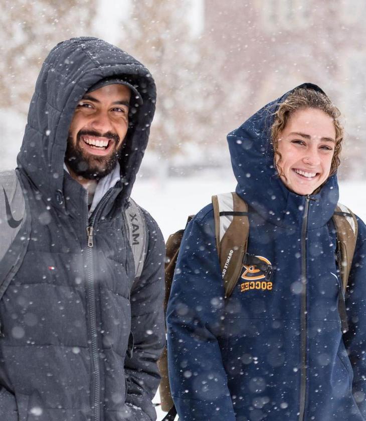 两个学生走在雪地里